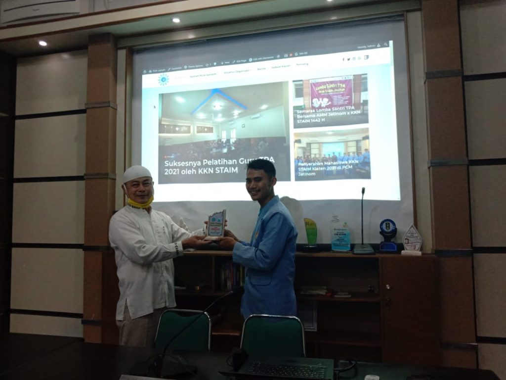 Pemberian kenang-kenangan acara Penarikan KKN