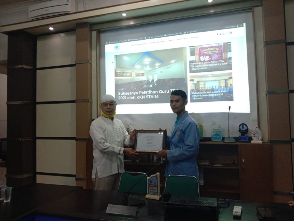 Penyerahan Kenang-kenangan Sertifikat Website PCM Jatinom ke pihak PCM