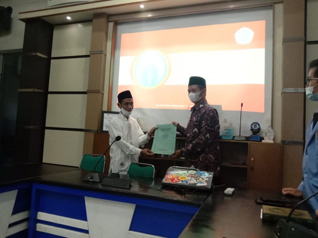 Penyerahan Tanda Asih STAIM ke pihak PCM